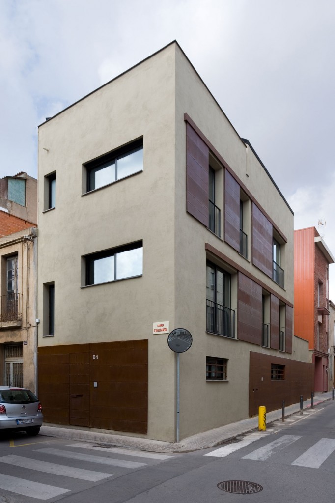 Vista de la fachada completa de Avellaneda, edificio moderno Barcelona por MEHR studio