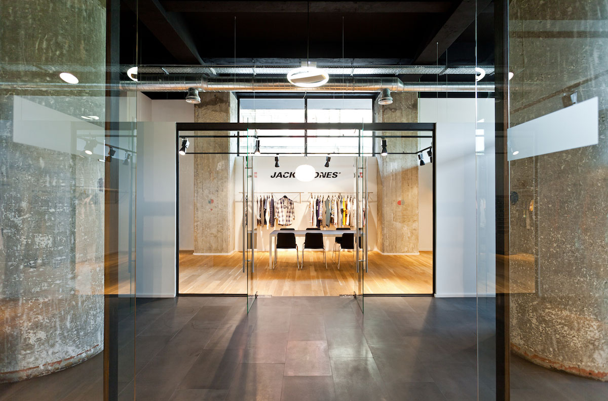 Entrada del showroom BestSeller Bilbao, diseñado por MEHR studio