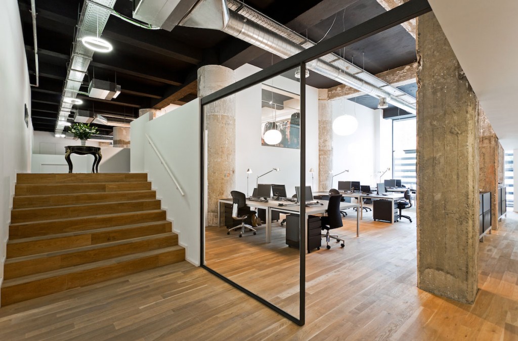 Vista de oficinas en el showroom de BestSeller Bilbao, diseñado por MEHR studio