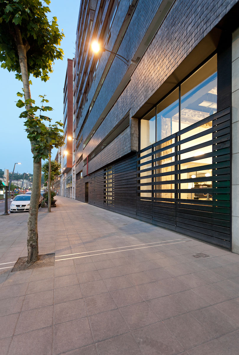 Fachada del showroom de Bestseller Bilbao diseñado por MEHR studio