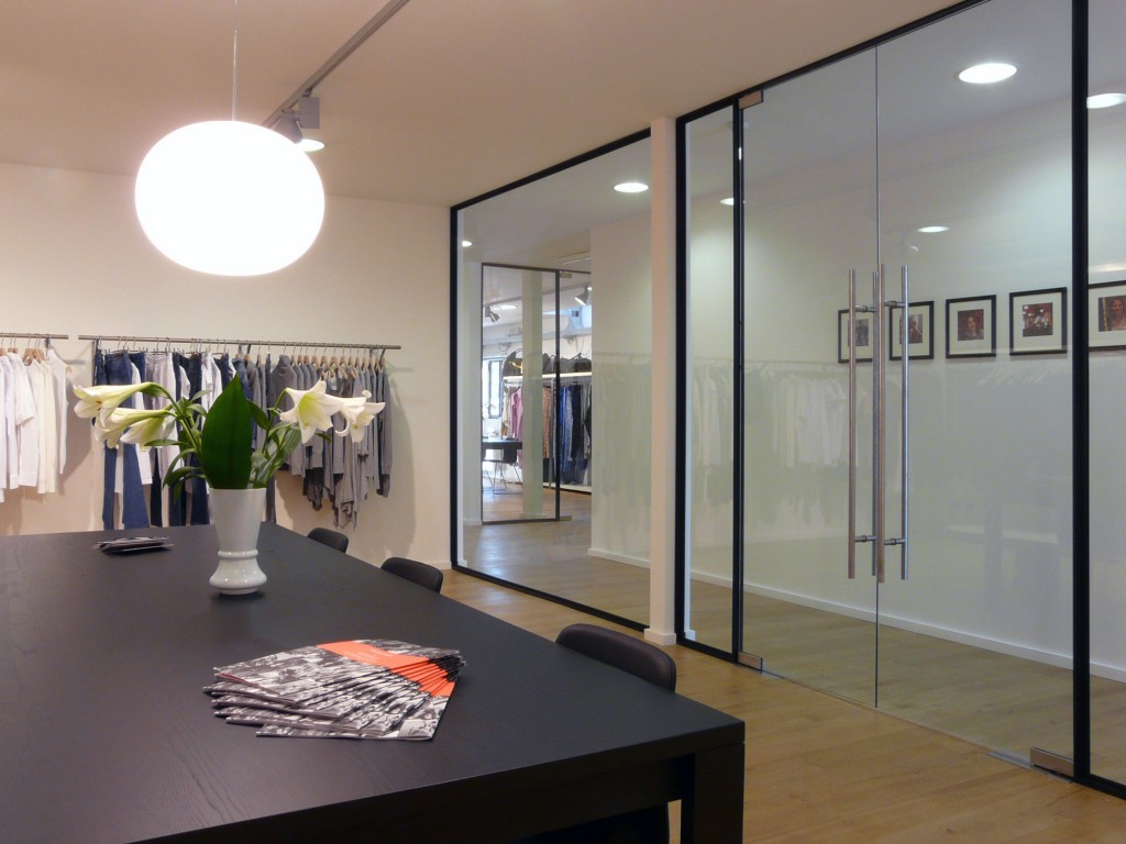 Sala del showroom de BestSeller Roma, diseñado por MEHR studio