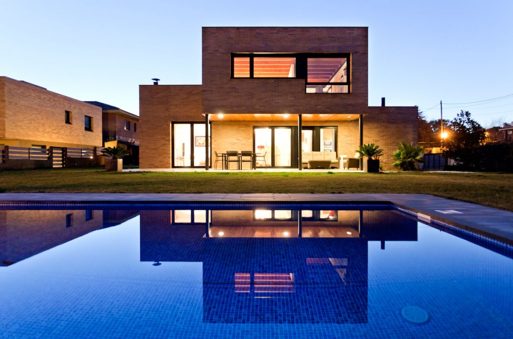 Vista completa de la Casa Mis, construccion moderna en Barcelona diseñada por MEHR studio