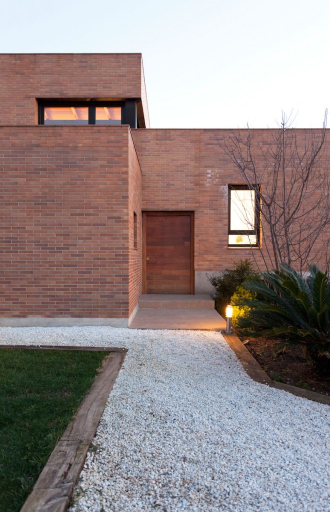 Entrada principal de la Casa Mis, construccion moderna en Barcelona diseñada por MEHR studio