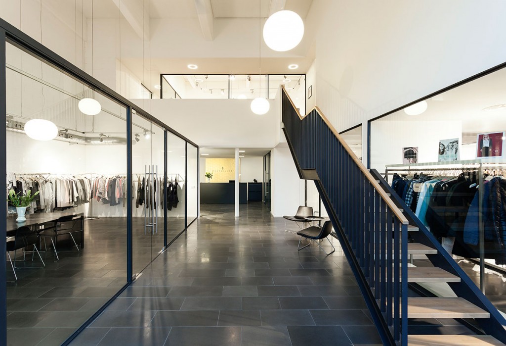 Escalera principal del showroom Bestseller Milano diseñado por MEHR studio